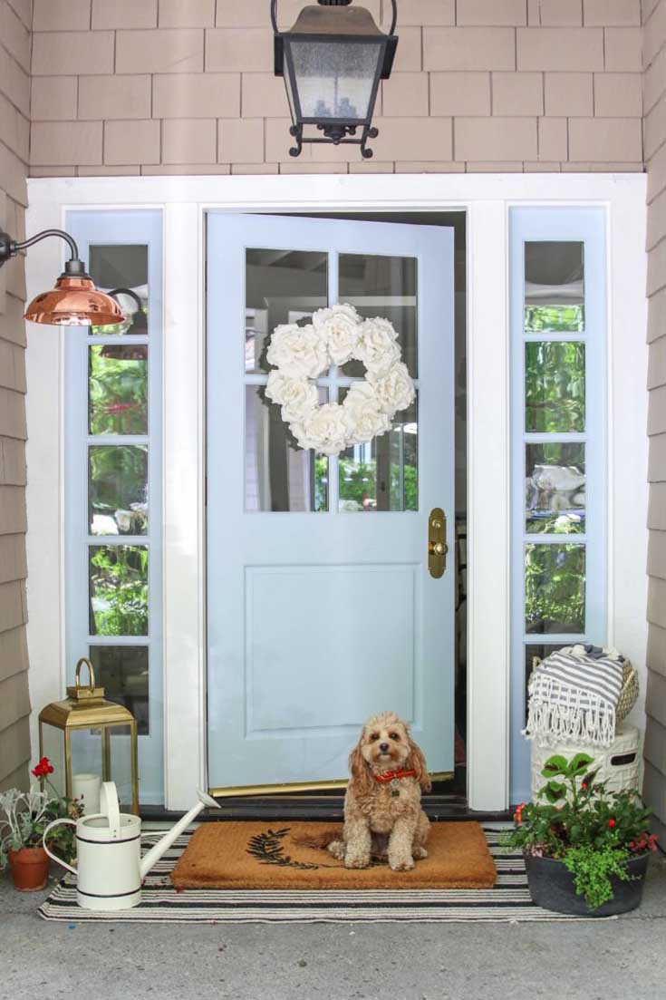 Learn how to paint your front door. This great tutorial will have you confident to tackle this fun painting project. #painteddoor #paintyourdoor #paint #frontporch