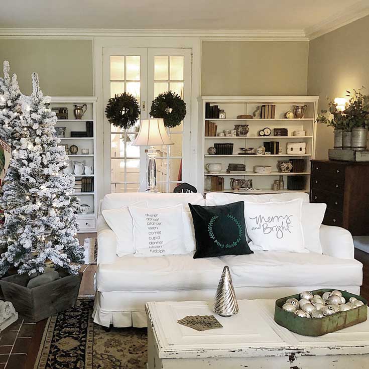 Love this old barn milk paint coffee table DIY. Learn how to create this vintage chippy look on this great painting tutorial. #diy #milkpaint #painttutorial #paintedfurniture