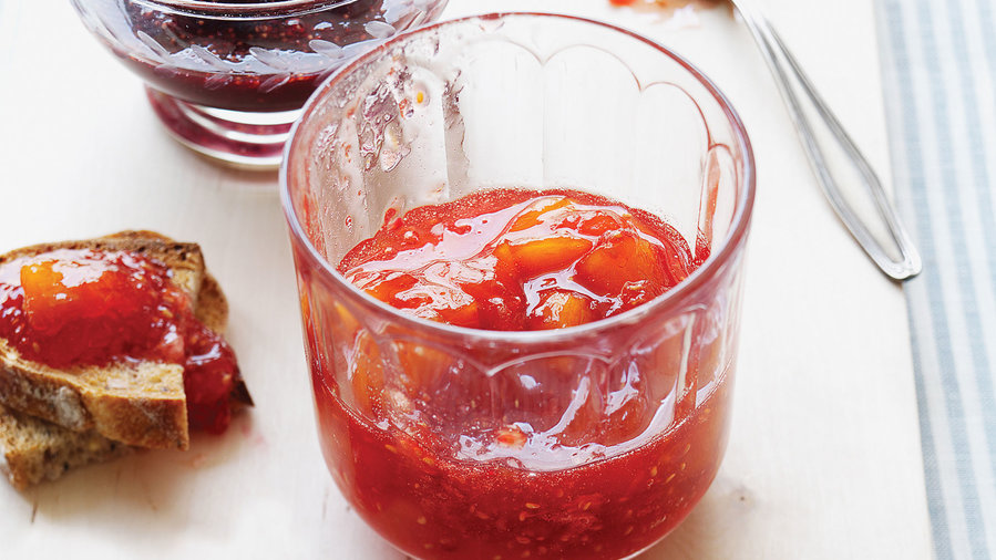 This wonderful peach jam comes from Sunset Magazine. See the post of the best canning recipes. #recipes #jam #jamrecipes