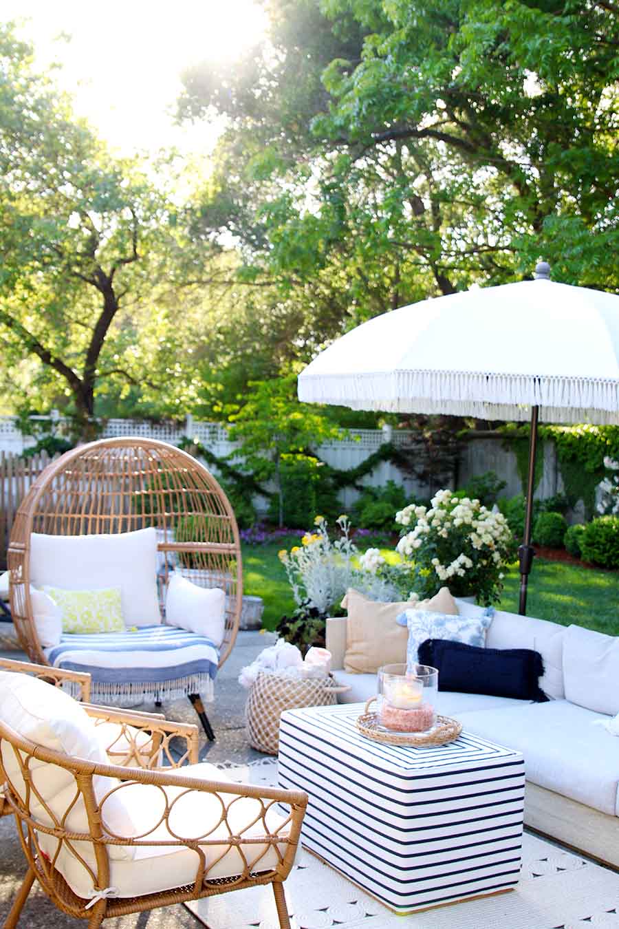 This Easy Summer Decorating Ideas post provides some easy inspirations that you can try at home. Make sure to create a cozy outdoor living space this year. Peek into some of our homes and see the easy things we add. Learn how to get your home ready for the lazy days of summer. #summerdecor #decorating #summerhome 