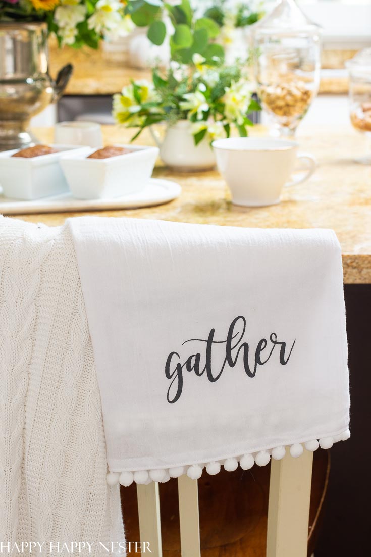 Make this adorable fall kitchen gather dishtowel. #craft #dishtowel #stencilingonfabric #fallcraft