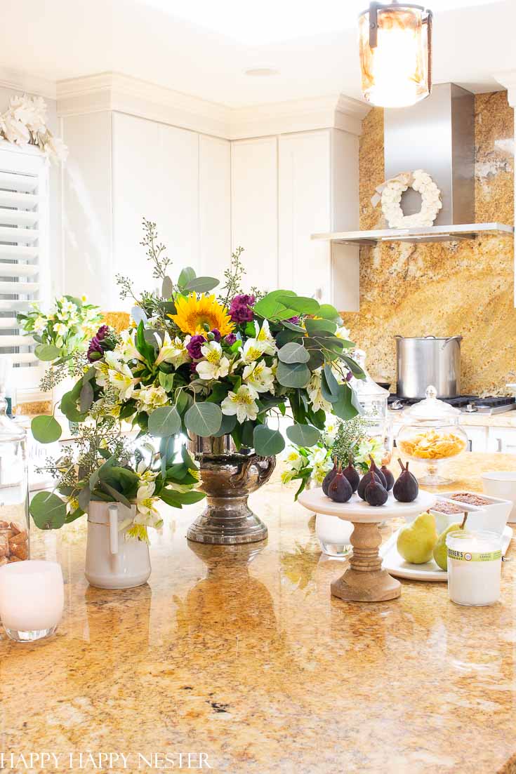 Here are some easy Fall Decorating Ideas for the Kitchen. Creating a fall kitchen instantly creates a cozy room. This post shares six things you can easily change in your kitchen to get it ready for Autumn. Once you get inspired your kitchen will be bursting with the look of fall. #fallkitchen #falldecorating #fallinspiration #autumnkitchens