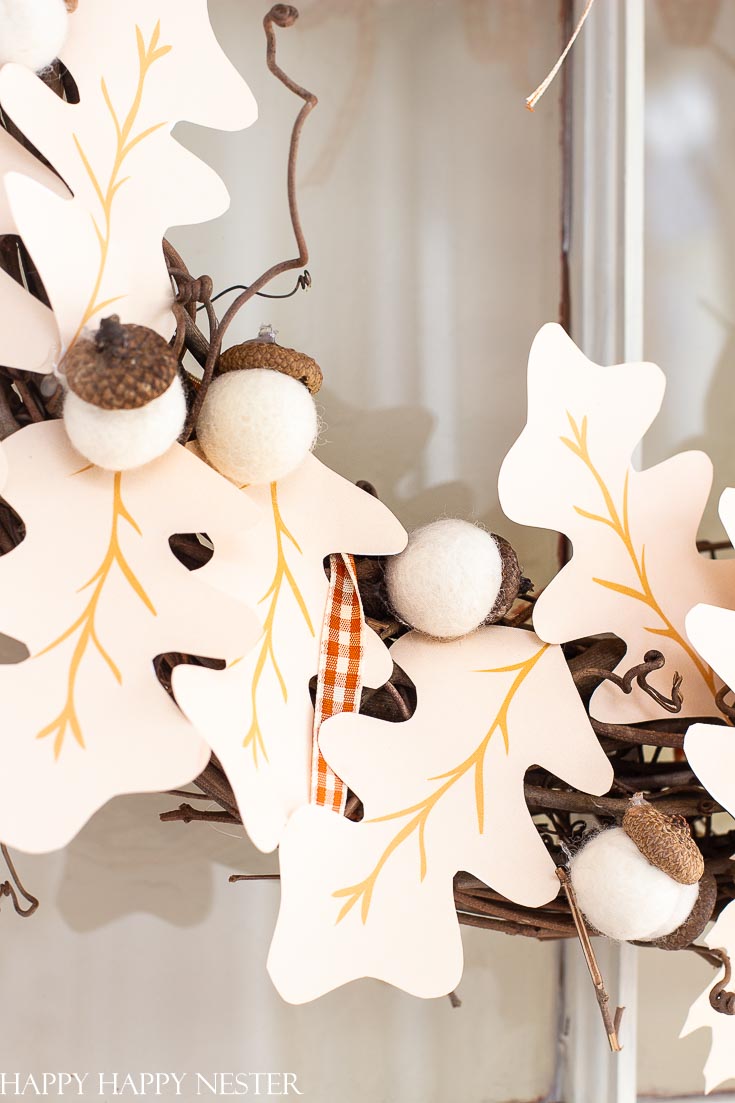 Create this Easy Paper Halloween Garland DIY which includes a free printable. This Halloween project is so easy that kids will enjoy this paper project. #crafts #papercrafts #halloweenproject #halloween #halloweendecor