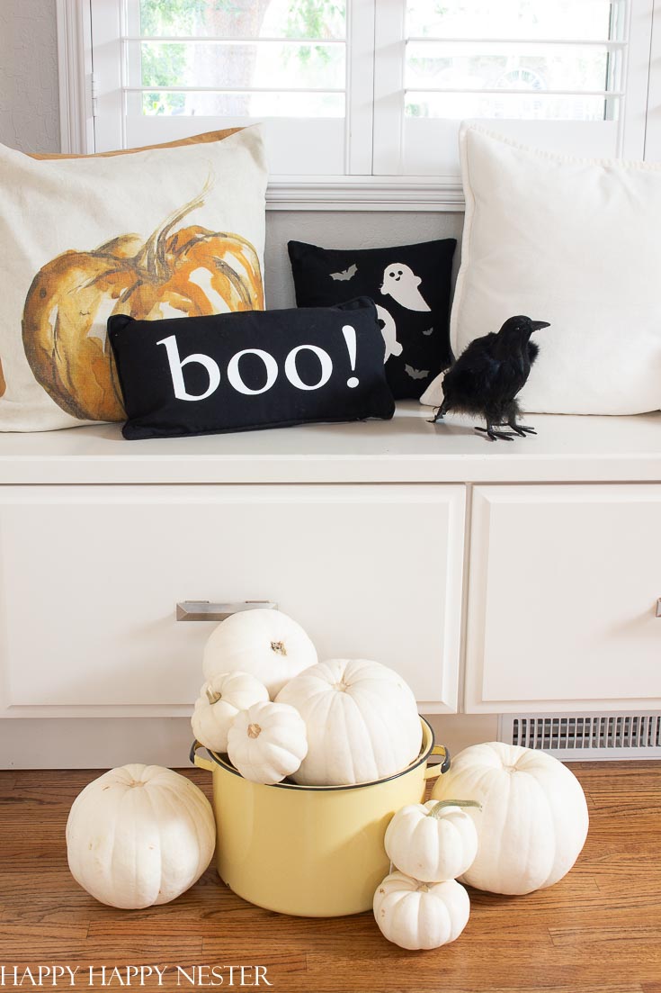 Great roundup of Ideas for Halloween Decorations! This post also shows 7 helpful tips. All these decorating ideas are easy and can quickly change your home. #crafts #halloween #halloweencreafts #halloweendecor