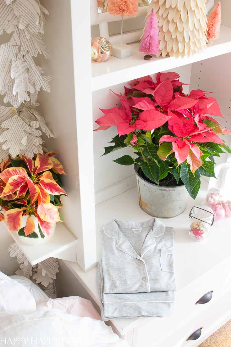 Need help with your Christmas decor? This pink and red-colored vintage holiday decor will inspire you to decorate your bedroom. #holidaydecor #christmas #christmasdecorating #decorating #christmas