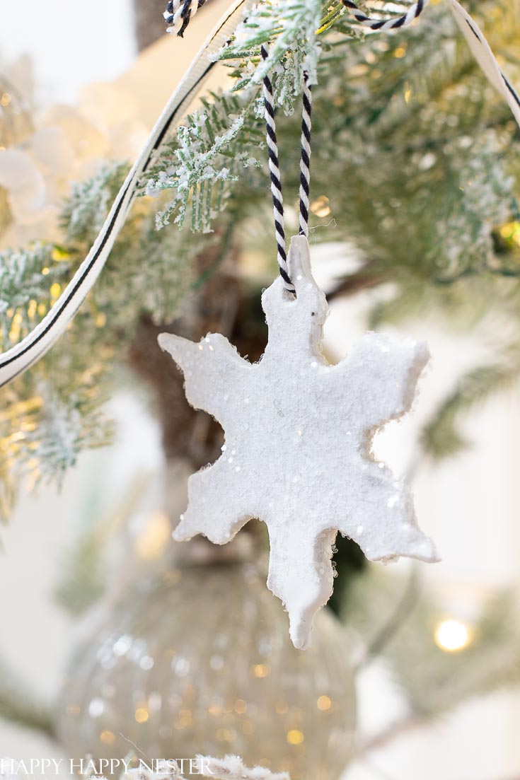 This is an Easy Christmas Ornament DIY. This clay ornament is pretty, and one container of clay makes a lot of ornaments. Make sure to add glitter for a bit of sparkle. #ornaments #crafts #Christmasdiy #clay