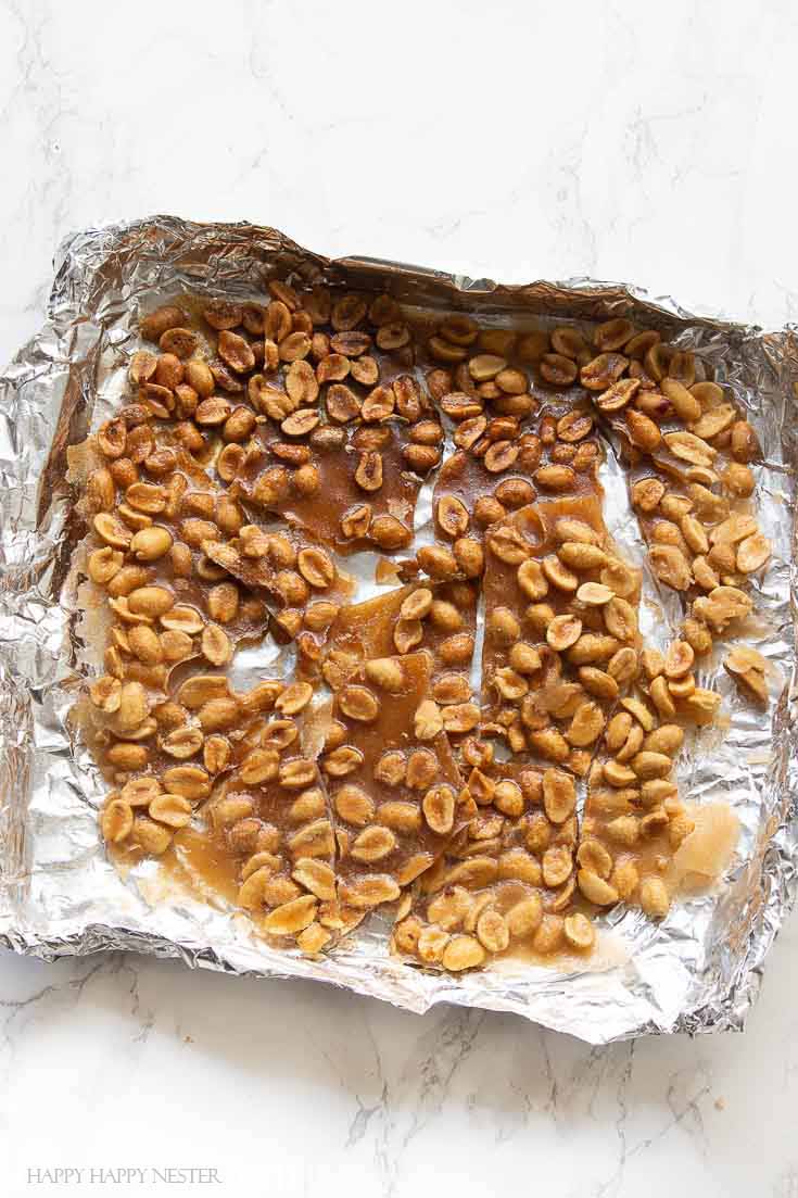 In minutes this peanut brittle recipe is done and you just need to break it into pieces. Enjoy them or give them away to friends and family for the holidays! #recipe #peanutbrittle #sweets #desserts