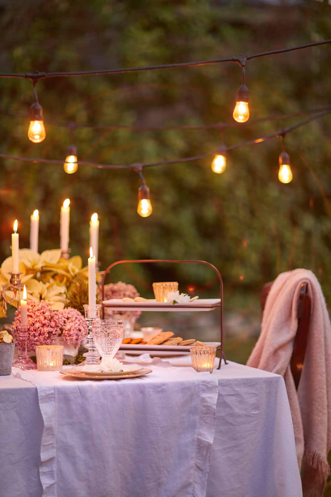 If you live in California, an outdoor Christmas dining is not out of the question. This gorgeous table is perfect for a holiday home night tour. See all the great Christmas decor on this blog hop of Christmas homes! #christmas #christmasdecor #holidays