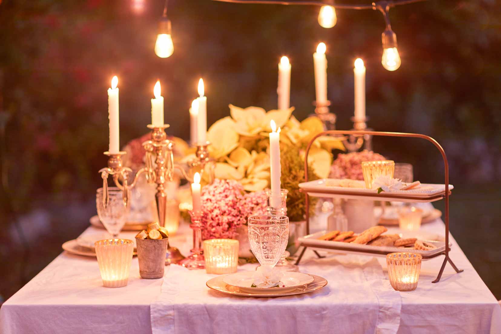 A San Francisco Christmas Dining outdoors! Get inspired to create a cozy night celebrating the holidays. #christmas #holidaydining #wintertable