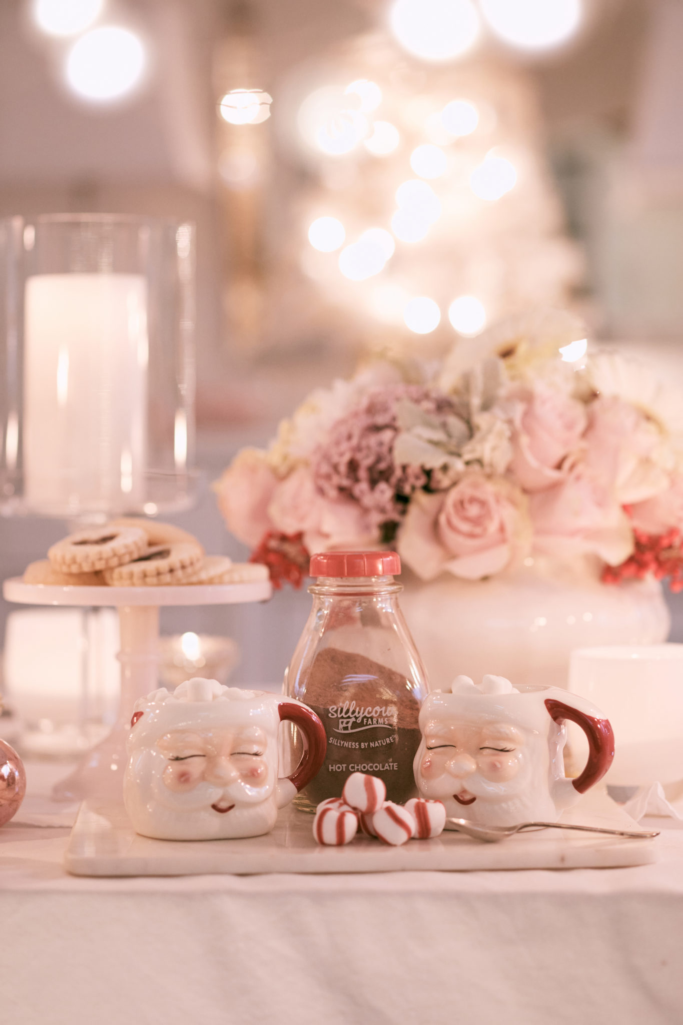 Setting a Christmas table is easy when you have a few decor elements. This Christmas night tour includes a cute mason jar cocoa gift with a free printable. Visit this post for some Christmas inspiration! #holidaytable #christmastable 