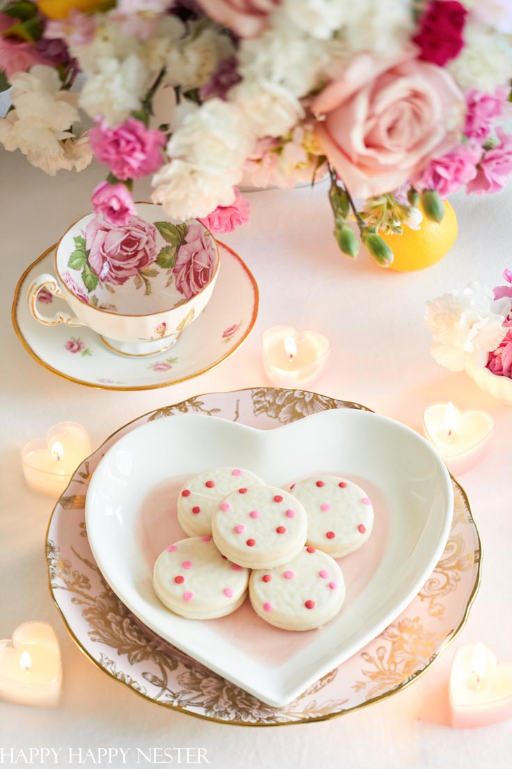 Check out this Valentine's Day Table. Learn a few tricks on how to create this festive table. #valentines #tabledecor