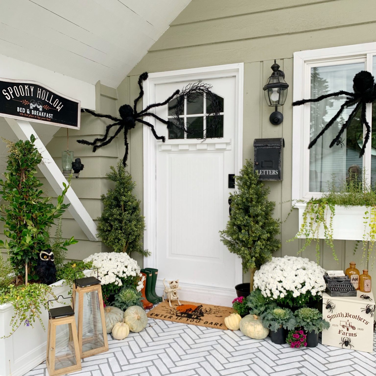 giant spider Halloween decor