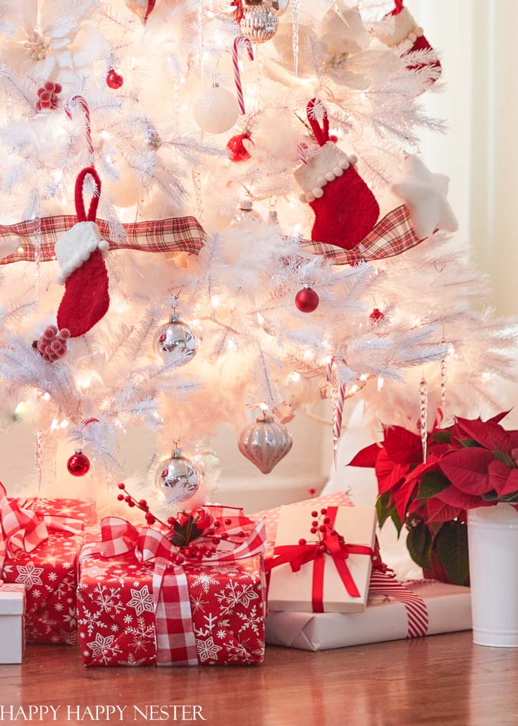 Christmas Homes - Cheerful Red and White Christmas Home Decor