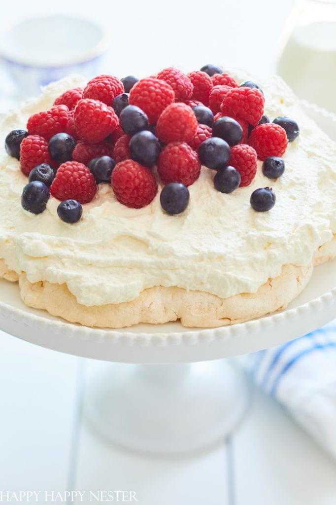 pavlova recipe with raspberries and blueberries