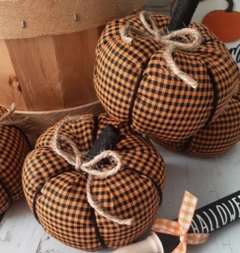 farmhouse pumpkin decor