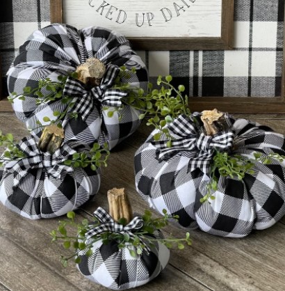 farmhouse pumpkin decor