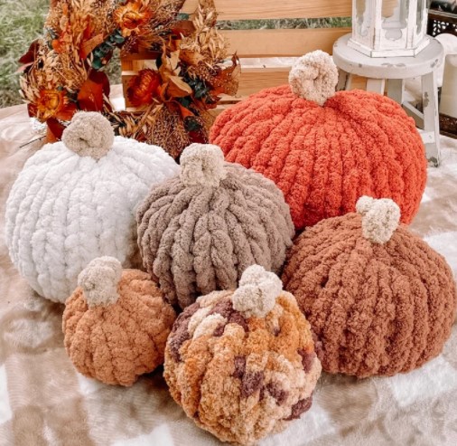 farmhouse pumpkin decor