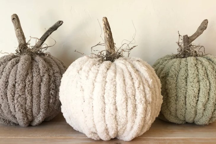 farmhouse pumpkin decor