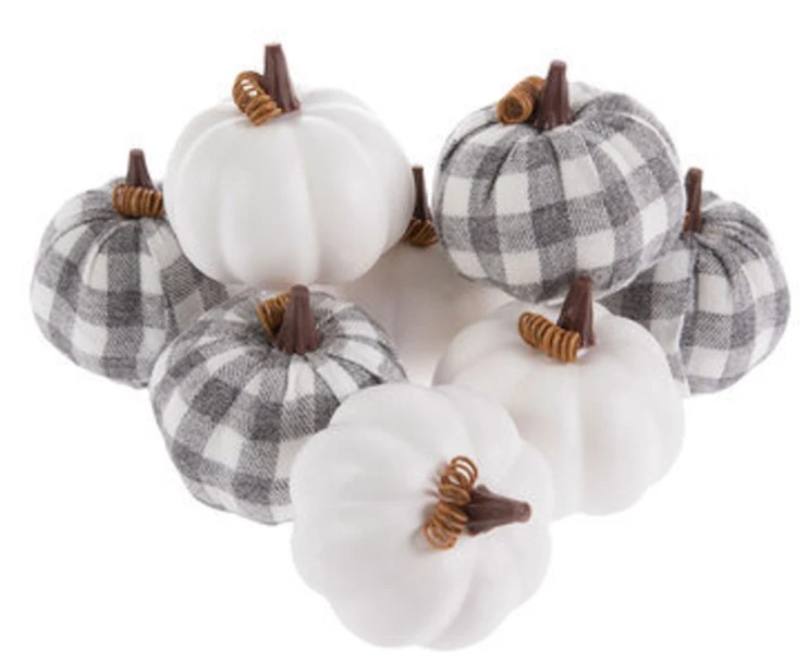 farmhouse pumpkin decor