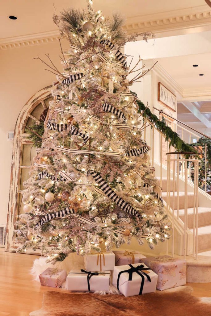 https://happyhappynester.com/wp-content/uploads/2021/11/artificial-flocked-Christmas-tree-with-white-lights-and-elegant-decorations-683x1024.jpg