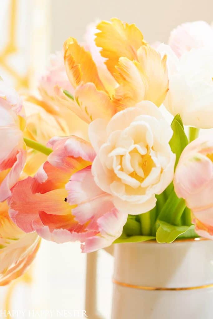how to arrange tulips in a vase