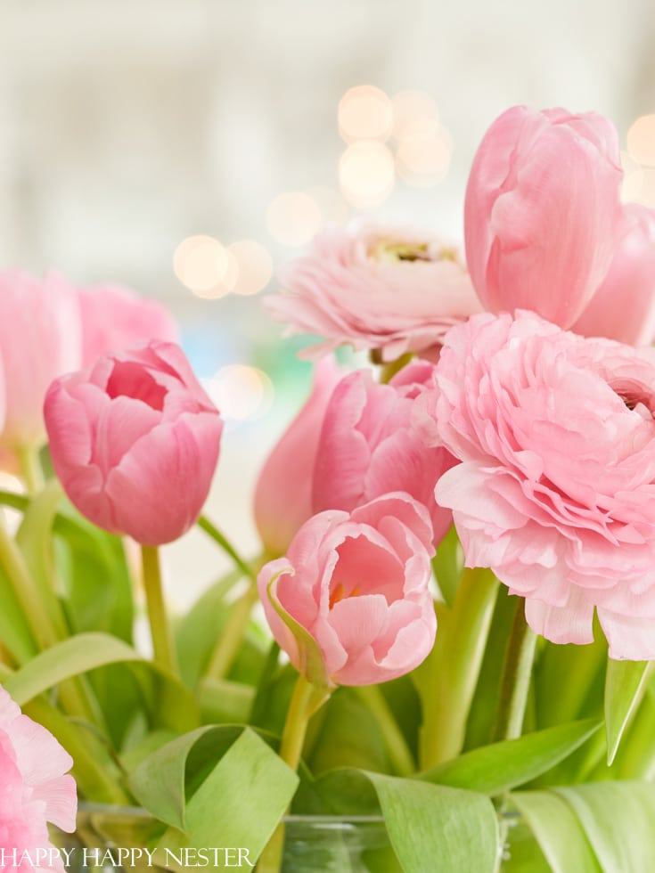Tulips and how to arrange them in a vase