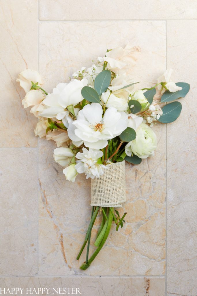pretty floral arrangements diy with white roses and ranunculus