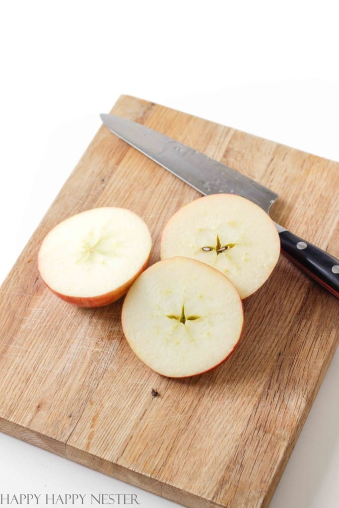 cider cocktails with a slice of apple