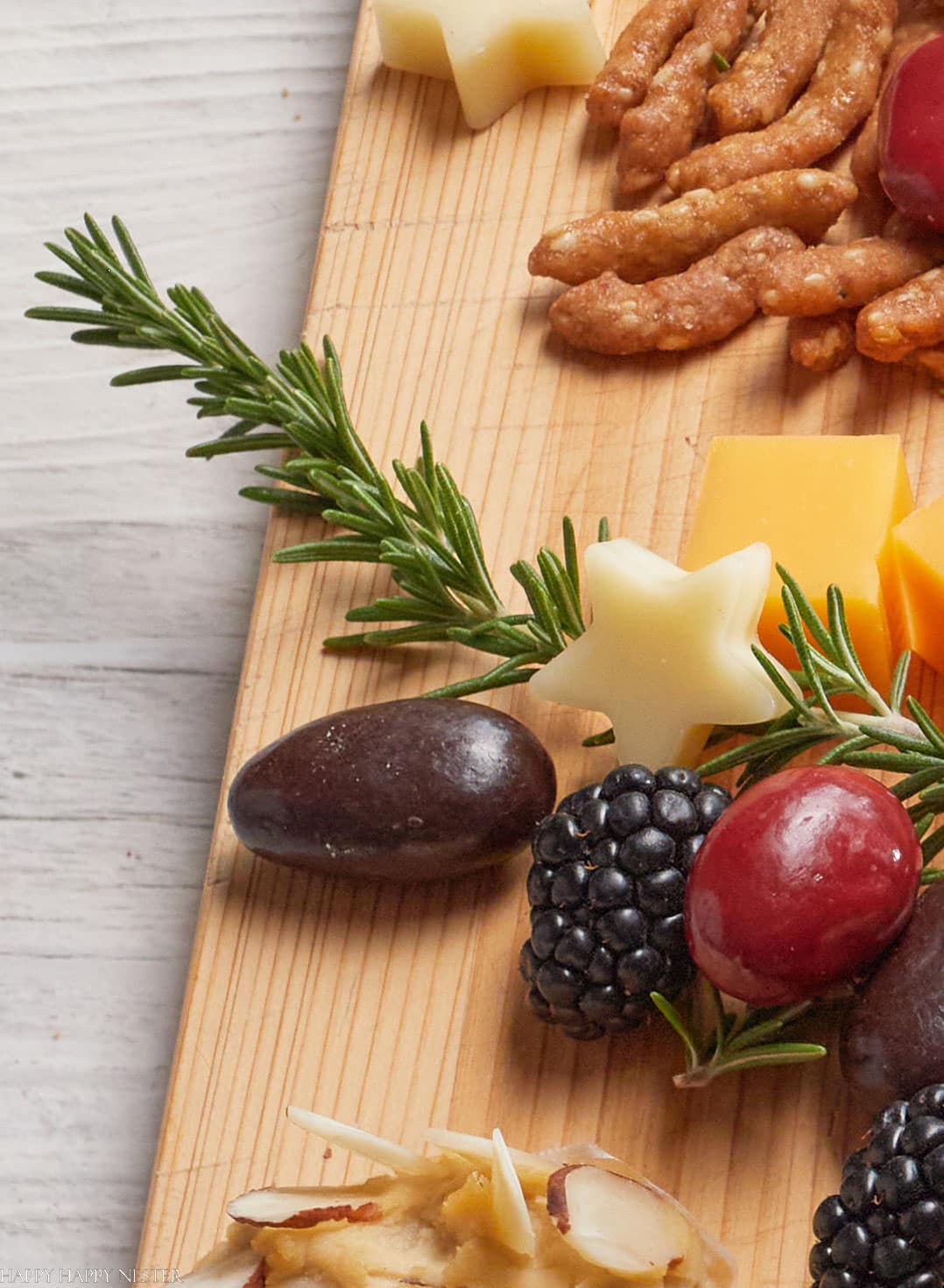 how to build a christmas charcuterie board