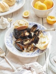 How to Make Mussels in White Wine Sauce