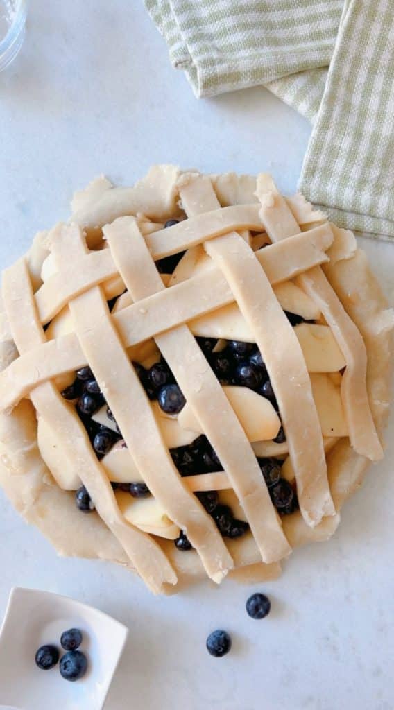 a tutorial for making the lattice crust for this apple blueberry pie recipe