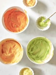 the colored frosting for creating a picture on a frosted sugar cookie