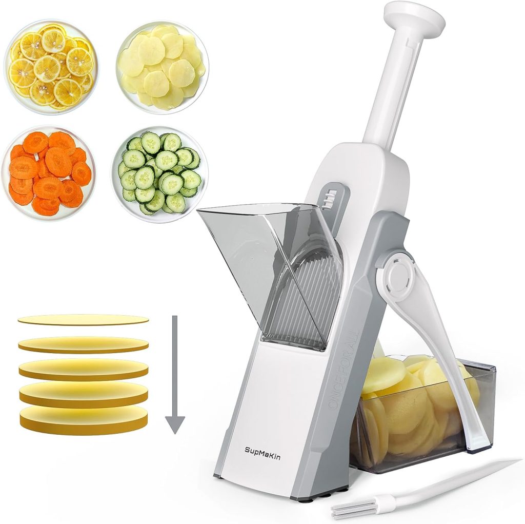 A white and gray vegetable slicer with a container collects sliced potatoes. Beside it are plates with sliced lemons, carrots, cucumbers, and potatoes—perfect for recipes like onion ring pizza. An illustration shows even slices stacking downward. A cleaning brush is included.